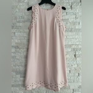 Dress is brand new, dry cleaned that’s why there is no tags. Doest fit .